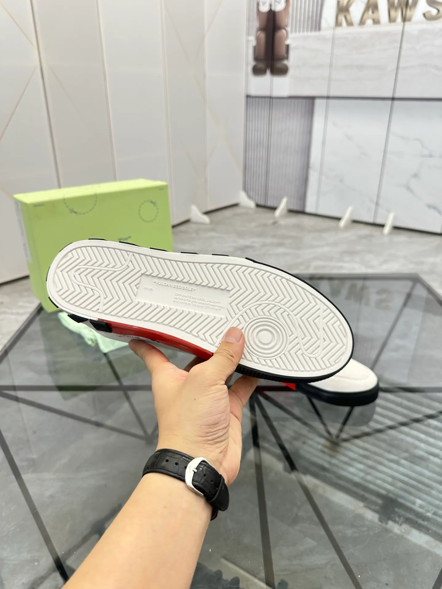 Selling men's shoes 💰: 💰P440¥ Product trademark: OFF WHITE * "OFF WHITE*" low-top casual shoes Regular size: 35-45 (can be customized to 46) Couple style Product materials: imported nubuck leather upper spliced ​​with original fabric, breathable lining, original outsole. No.: H203